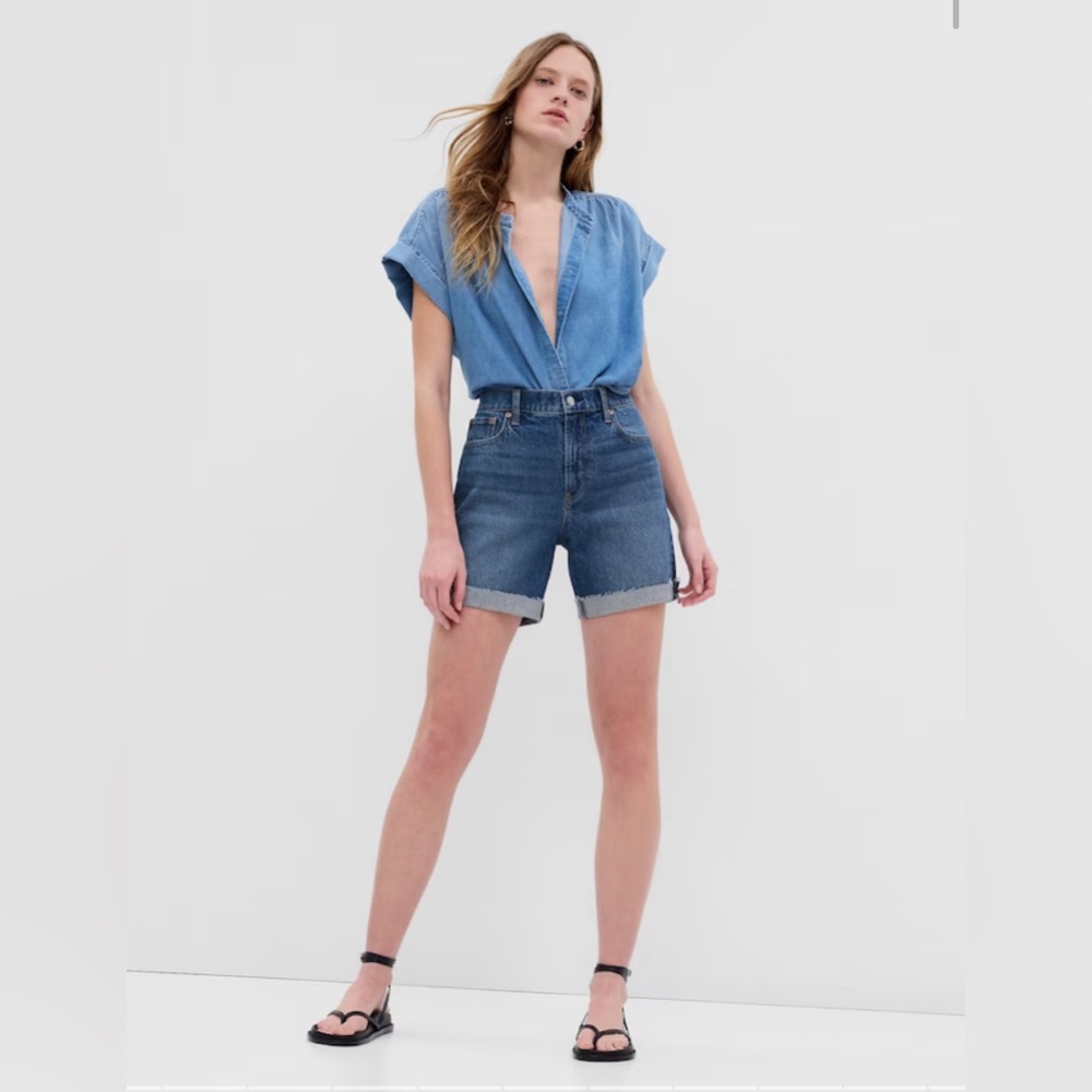 GAP NWT Women's 6" High Rise Cheeky Midi Denim Shorts - Dark Wash